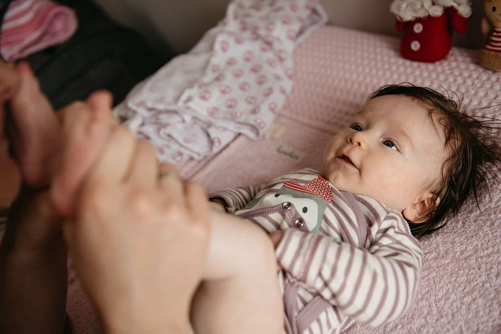 modernes Babyshooting zuhause mit Hund in Köln