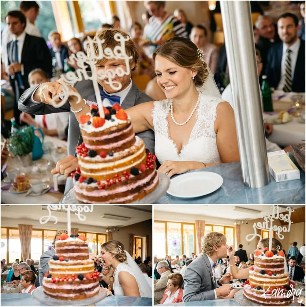 Das Anschneiden der Hochzeitstorte beim Sektempfang