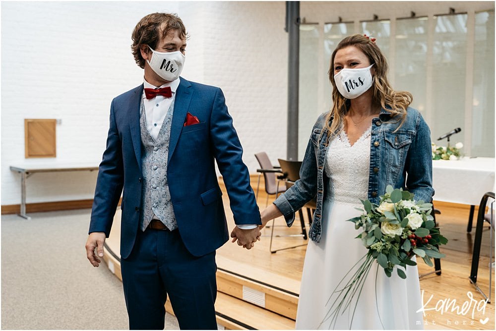 Standesamtliche Trauung in der Meys Fabrik während Corona - Brautpaar mit Maske