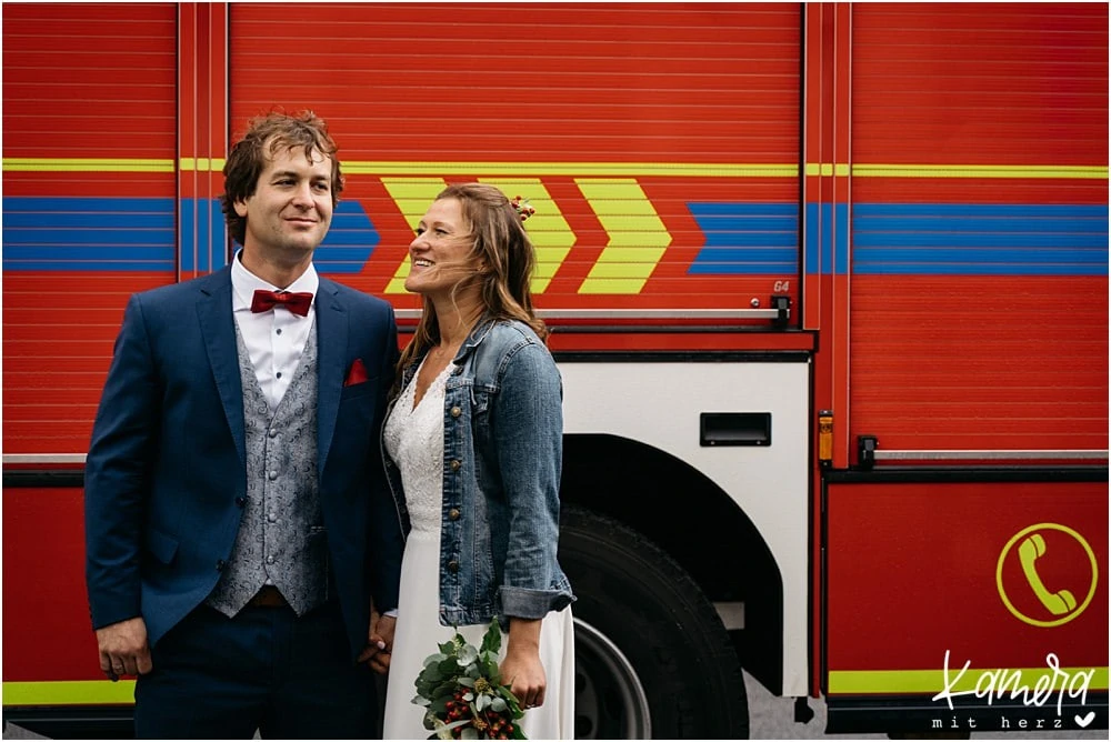 Paarshooting Brautpaar mit Feuerwehrauto
