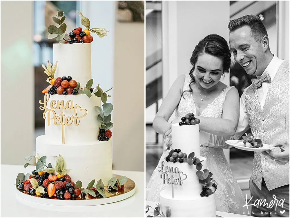 Brautpaar schneidet torte an