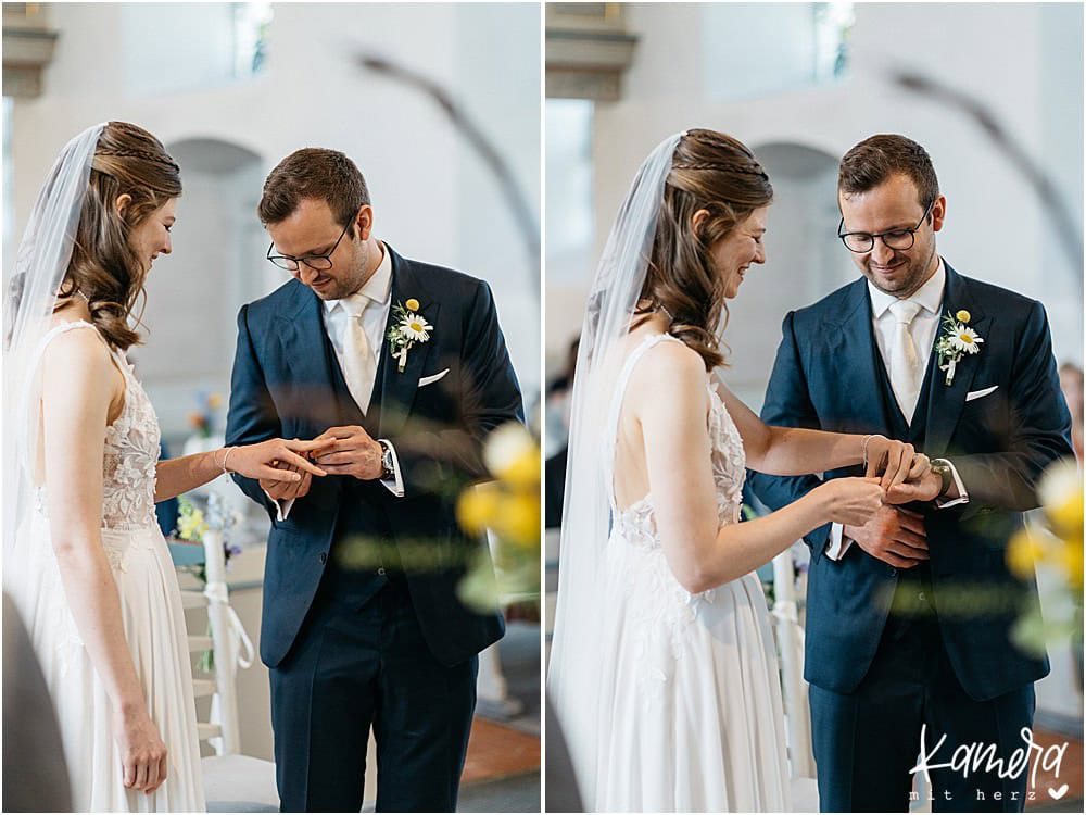 Fotos vom Ringtausch während der kirchlichen Trauung