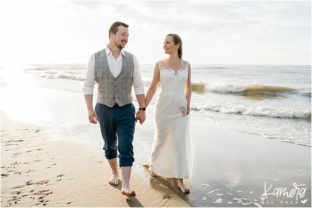 Brautpaarshooting barfuss am Strand