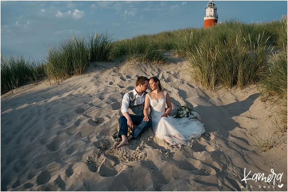 Brautpaarshooting in den Dünen mit Leuchtturm