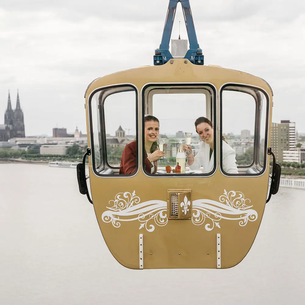Lesbische Hochzeit in der Kölner Seilbahn mit Domblick