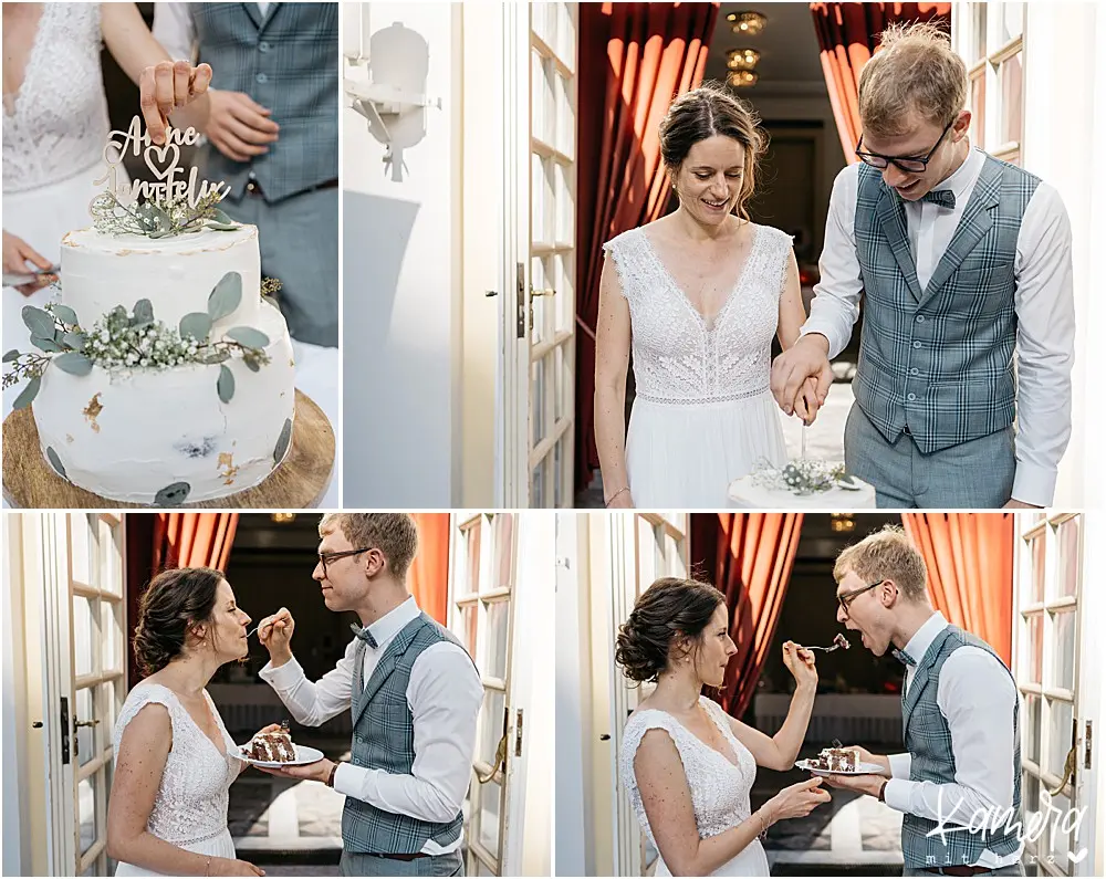 Das Brautpaar schneidet die Torte an